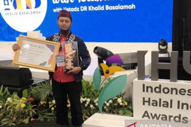 Pemilik IKM Osadha Samarinda, Kalimantan Timur saat menerima penghargaan Industri Kecil Terbaik dalam ajang Indonesia Halal Industry Awards (IHYA) 2024 di Jakarta. ( Diskominfo Kaltim).