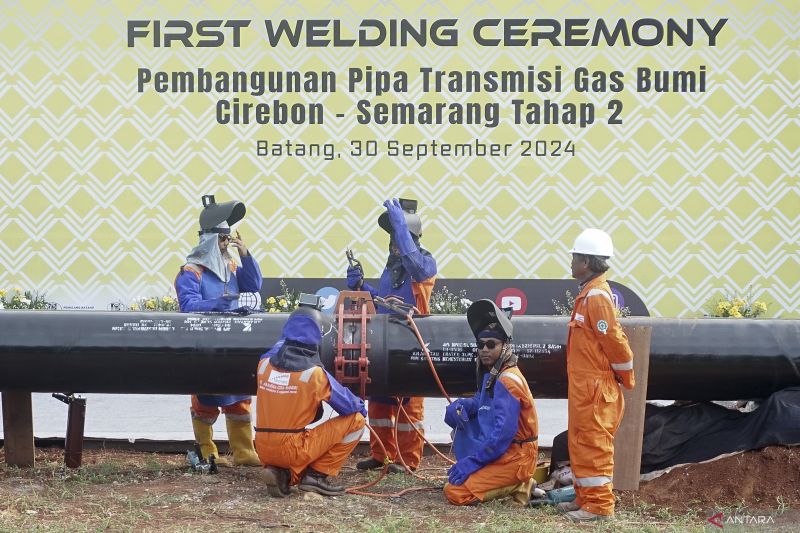 Sejumlah pekerja mengelas pipa saat pengelasan pertama pipa gas di Kawasan Industri Terpadu Batang (KITB), Kabupaten Batang, Jawa Tengah, Senin (30/9/2024). Pemerintah melalui Kementerian Energi dan Sumber Daya Mineral (ESDM) membangun pipa transmisi gas bumi ruas Cirebon-Semarang tahap II sepanjang 245 km dengan anggaran APBN sebesar Rp2,7 triliun yang ke depannya dapat dimanfaatkan untuk melayani industri di KIT Batang dan jaringan gas rumah tangga. ANTARA FOTO/Harviyan Perdana Putra/aww.