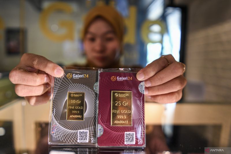 Harga Emas Antam Terjun Rp12.000, Simak Rincian Terbarunya