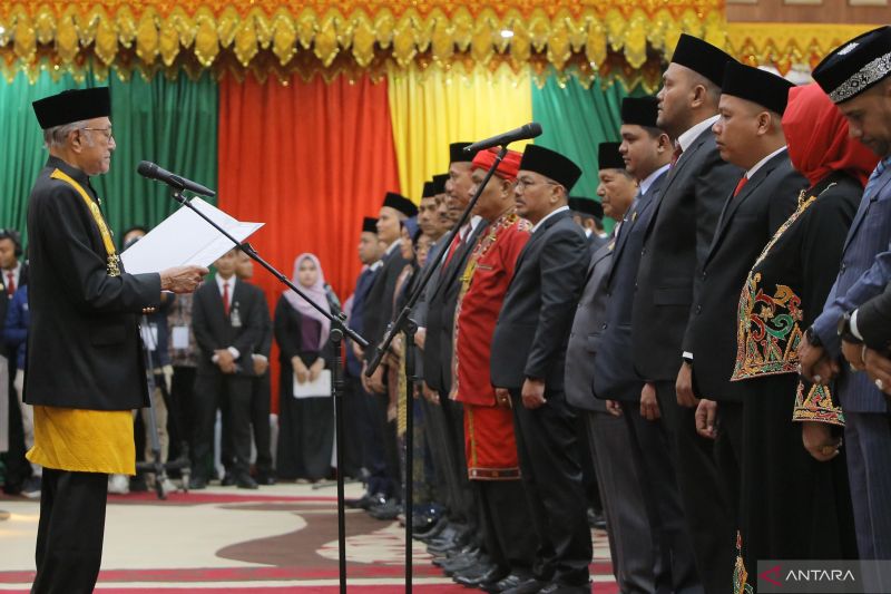 Wali Nanggroe Aceh Tgk Malik Mahmud Al Haytar saat melakukan pelantikan secara adat terhadap anggota DPRA periode 2024-2029, di Banda Aceh, Senin (30/9/2024) (ANTARA/Khalis Surry)