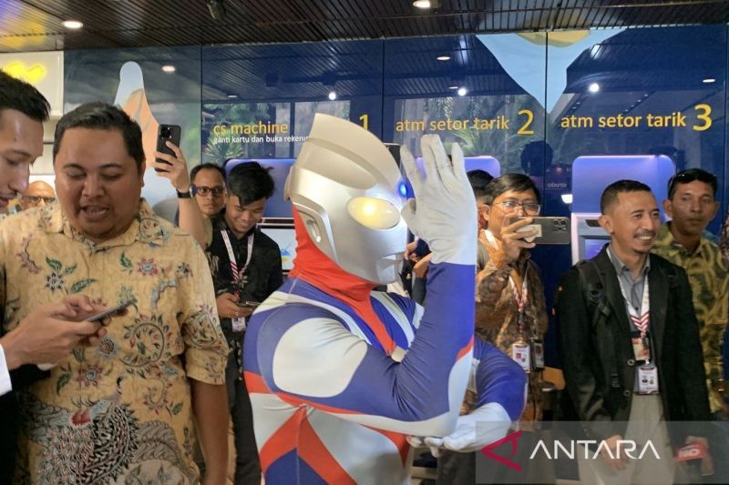 Jamaludin Malik Kenakan Kostum Ultraman Sebelum Pelantikan DPR