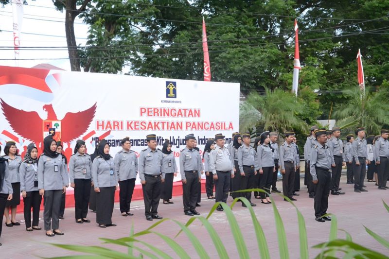 Jajaran Kanwil Kemenkumham Sulteng melaksanakan upacara peringatan Hari Kesaktian Pancasila Tahun 2024 di Palu, Selasa (1/10/2024). (ANTARA/HO-Kanwil Kemenkumham Sulteng)