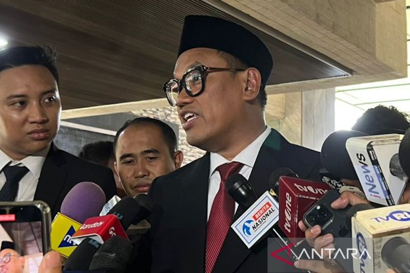 Anggota DPR RI Uya Kuya saat memberikan keterangan di kompleks parlemen, Senayan, Jakarta, Selasa (1/10/2024). ANTARA/Melalusa Susthira
