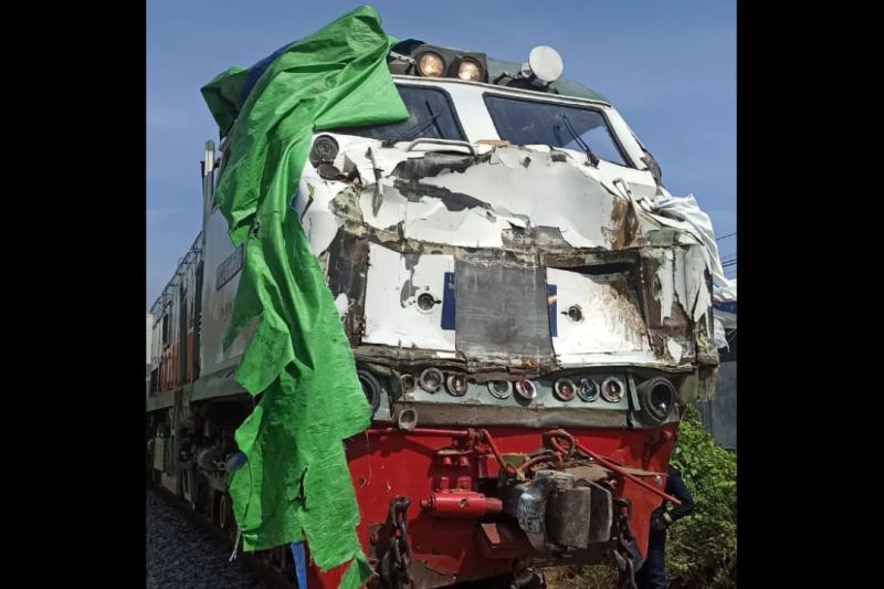 Perjalanan KA Pandalungan Terganggu Akibat Tabrakan Truk