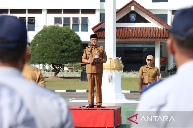 Penjabat Gubernur Kepulauan Bangka Belitung Sugito memimpin pembacaan deklarasi ikrar netralitas aparatur sipil negara (ASN) di lingkungan Pemprov Kepulauan Babel, di Pangkalpinang, Selasa (1/10/2024). ANTARA/HO-Diskominfo Babel
