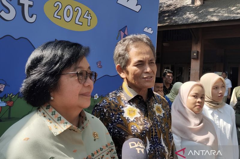 Dari kiri ke kanan: Menteri Lingkungan Hidup dan Kehutanan (LHK) Siti Nurbaya Bakar, Kepala Badan Restorasi Gambut dan Mangrove (BRGM) Hartono, dan pemuda yang aktif dalam upaya restorasi mangrove Hanna Adelia Runtu saat memberikan keterangan kepada media setelah menghadiri acara Youth Conservation Fest 2024 di Jakarta Utara pada Selasa (1/10/2024). (ANTARA/Farhan Arda Nugraha)