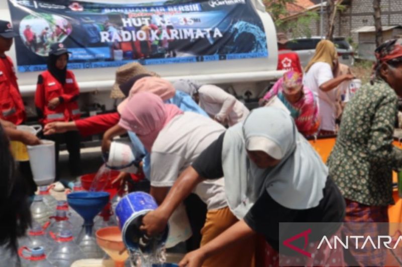 Perusahaan Media Distribusikan Air Bersih di Pamekasan Saat Kekeringan