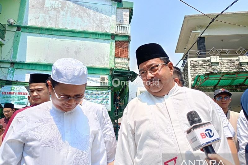 Calon wakil gubernur (cawagub) DKI Jakarta nomor urut 3, Rano Karno (kanan) saat berkunjung ke Pimpinan Pondok Pesantren Asshiddiqiyah KH Ahmad Mahrus Iskandar (kiri) di Kawasan Kebon Jeruk, Jakarta Barat, Selasa (1/10/2024). (ANTARA/Siti Nurhaliza)