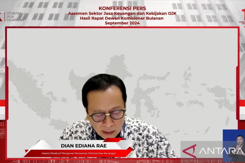 Kepala Eksekutif Pengawas Perbankan OJK Dian Ediana Rae saat memaparkan saat memaparkan hasil Rapat Dewan Komisioner OJK di Jakarta, Selasa (1/10/2024) (ANTARA/Bayu Saputra)