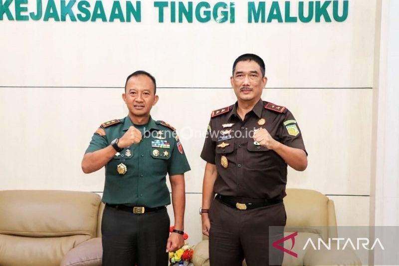 Pangdam XV/Pattimura Mayjen TNI Putranto Gatot Sri Handoyo, S.Sos, MM foto bersama Kajati Maluku Agoes S. Prasetyo SH, MH. (1/10/2024) (ANTARA/HO/Kejati Maluku)