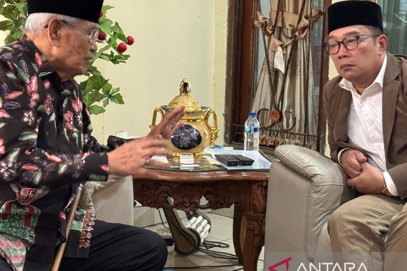 Calon gubernur DKI Jakarta Ridwan Kamil saat bertemu dengan tokoh Betawi sekaligus pendiri Bamus Betawi, Haji Nuri Thaher di Jalan DI Panjaitan, Jakarta Timur, Senin (30/9/2024). ANTARA/HO-Dokumen pribadi