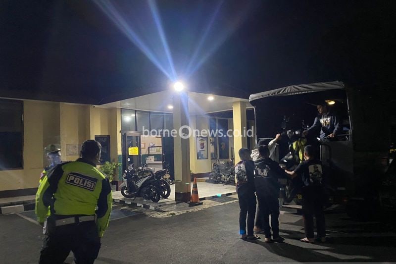 Polisi Gagalkan Tawuran Remaja di Rel Kereta Bogor