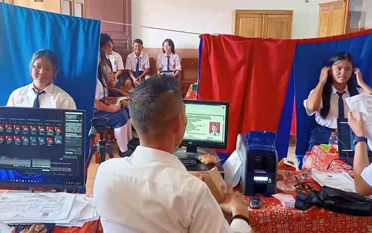 Dinas Dukcapil Kapuas Cetak Ratusan KIA pada Program Jemput Bola ke Sekolah