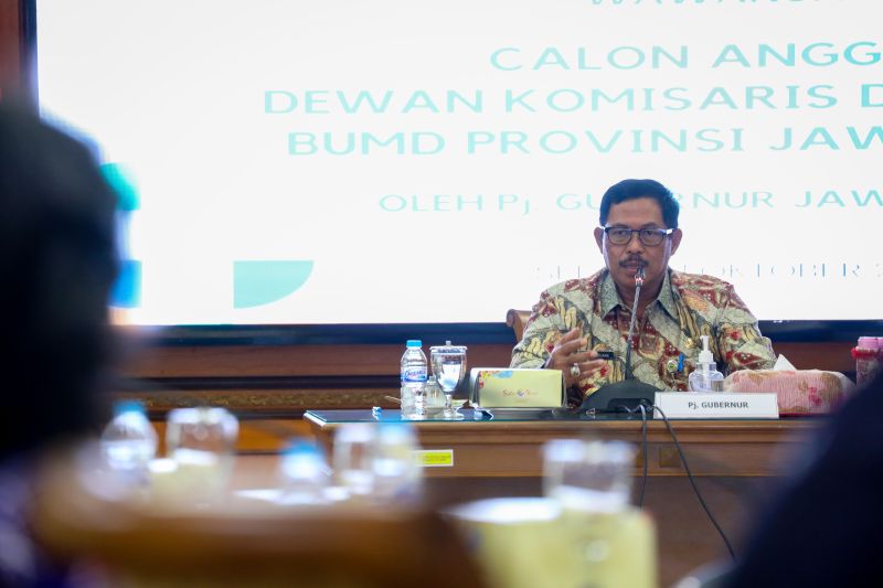 Penjabat Gubernur Jawa Tengah Nana Sudjana saat memberikan arahan pada sesi wawancara seleksi calon anggota komisaris dan direksi badan usaha milik daerah (BUMD) Pemprov Jateng, di Semarang, Selasa (1/10/2024). (ANTARA/HO-Pemprov Jateng)