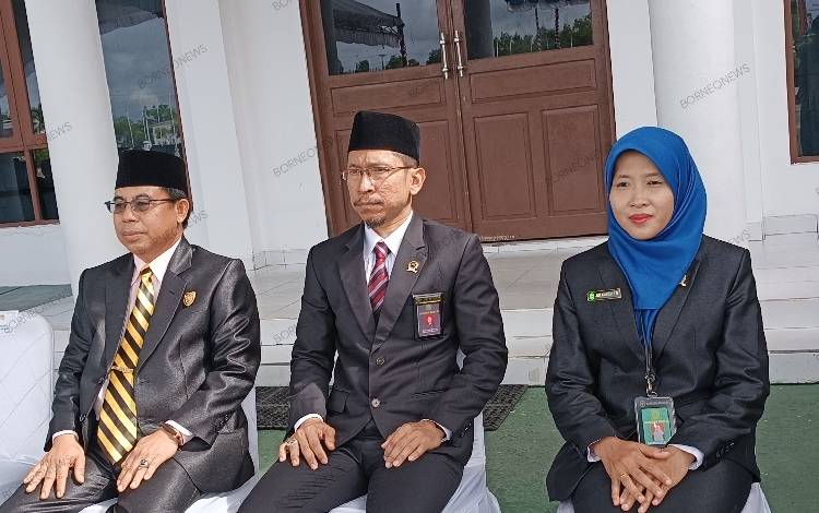 Ketua Sementara DPRD Gunung Mas Herbert Y Asin (kiri) saat mengikuti upacara peringatan Hari Kesaktian Pancasila, Selasa, 1 Oktober 2024. (FOTO: RISKA YULYANA)
