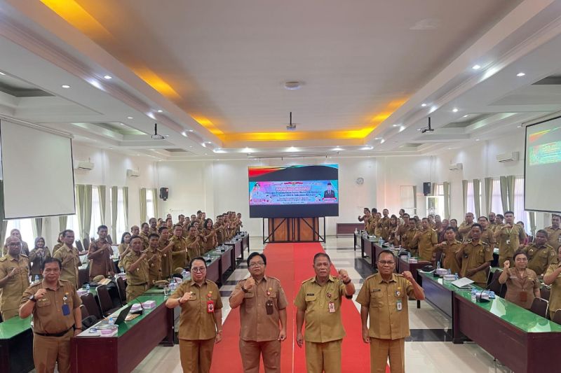 Asisten I Setda Katingan George Heplin Edwar Doddy, foto bersama usai pembukaan kegiatan SSGI. (ANTARA/Naslee)