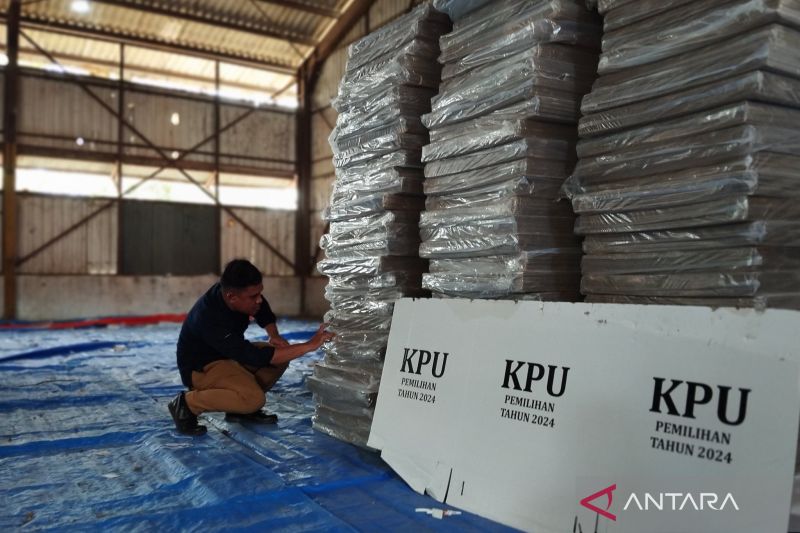 Seorang petugas dari KPU Kabupaten Kudus, Jawa Tengah, mengecek jumlah bilik suara yang baru diterima dari perusahaan kertas dari Sidoarjo, Jawa Timur, di Gudang Kapasan Prambatan Lor, Kecamatan Kaliwungu, Kudus, Selasa (1/10/2024). (ANTARA/Akhmad Nazaruddin Lathif)