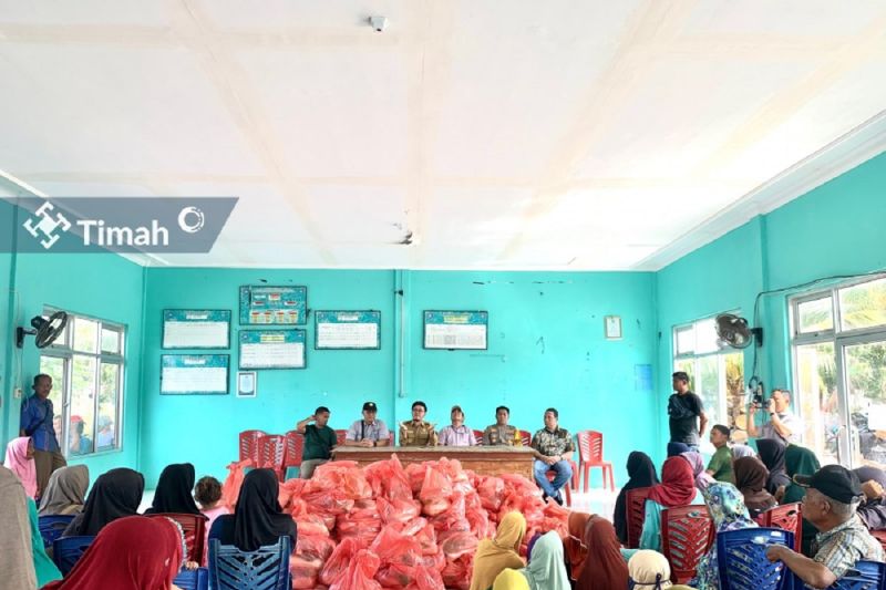 PT Timah Serahkan Ratusan Paket Sembako untuk Warga Beriga