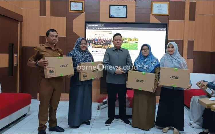 Tingkatkan Kinerja Sekolah Penggerak, Kadisdik Seruyan Serahkan Bantuan Laptop
