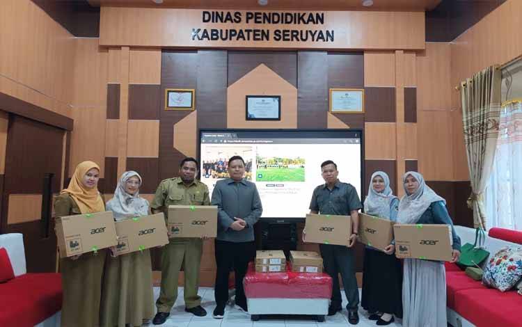 Disdik Seruyan Berikan Apresiasi Guru Penggerak dan Bendahara BOSP melalui Bantuan Laptop