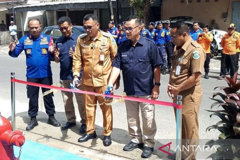 Penjabat Wali Kota Pangkalpinang Budi Utama saat mersemikan alat hydrant di Kampung Bintang Pangkalpinang. ANTARA/HO-Diskominfo Kota Pangkalpinang.