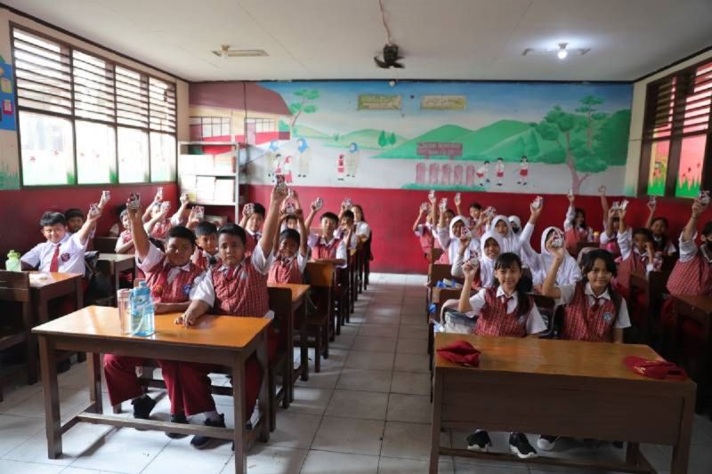 Sejumlah siswa SD di Kota Tangerang mengikuti kegiatan makan bergizi gratis yang dilaksanakan Pemkot Tangerang. ANTARA/HO-Pemkot Tangerang