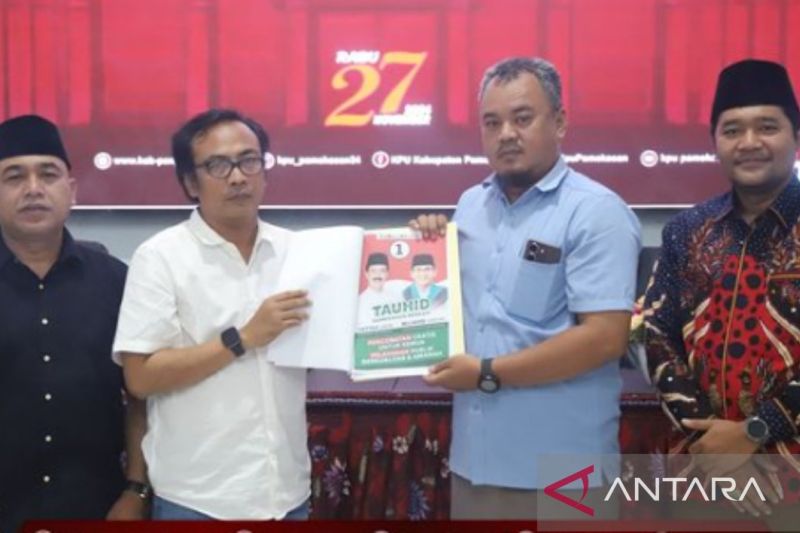 Anggota KPU Pamekasan Moh Amiruddin saat menyampaikan contoh alat peraga kampanye kepada salah satu tim pasangan calon bupati dan wakil bupati untuk Pilkada 2024. (ANTARA/ HO-KPU Pamekasan)