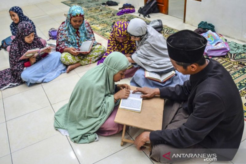 Ilustrasi - Sejumlah anak mengikuti Program Magrib Mengaji di Masjid Baetul Mutaqin, Kampung Munggangwareng, Kabupaten Ciamis, Jawa Barat, Rabu (8/9/2021). ANTARA/HO