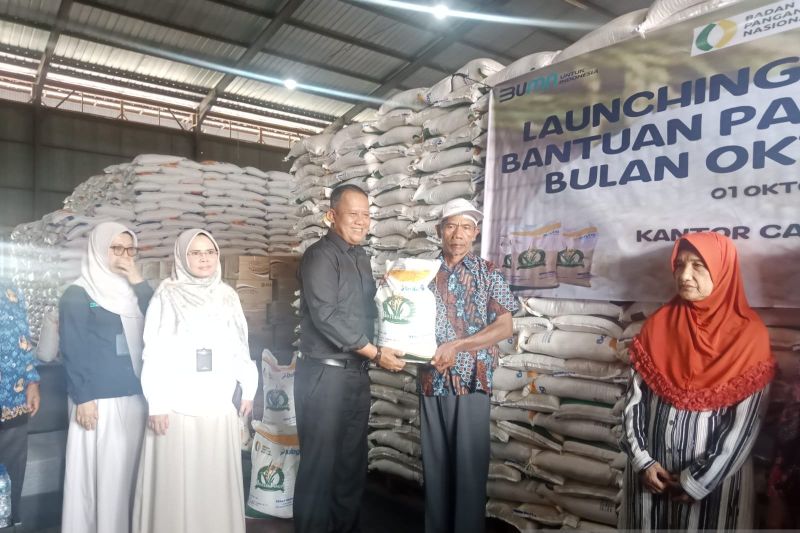 Perum Bulog Salurkan Bantuan Pangan untuk Warga Belitung