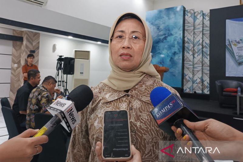 Ketua Dewan Pers Ninik Rahayu memberi keterangan kepada media di Jakarta, Selasa (1/10/2024). (ANTARA/Khaerul Izan)