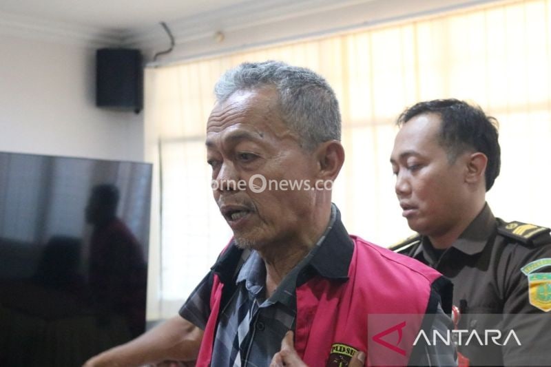 Mantan Camat Baturaja Barat HY ditetapkan sebagai tersangka kasus korupsi oleh Kejari OKU dan dilakukan penahanan pada Selasa (1/10/2024). (ANTARA/Edo Purmana)