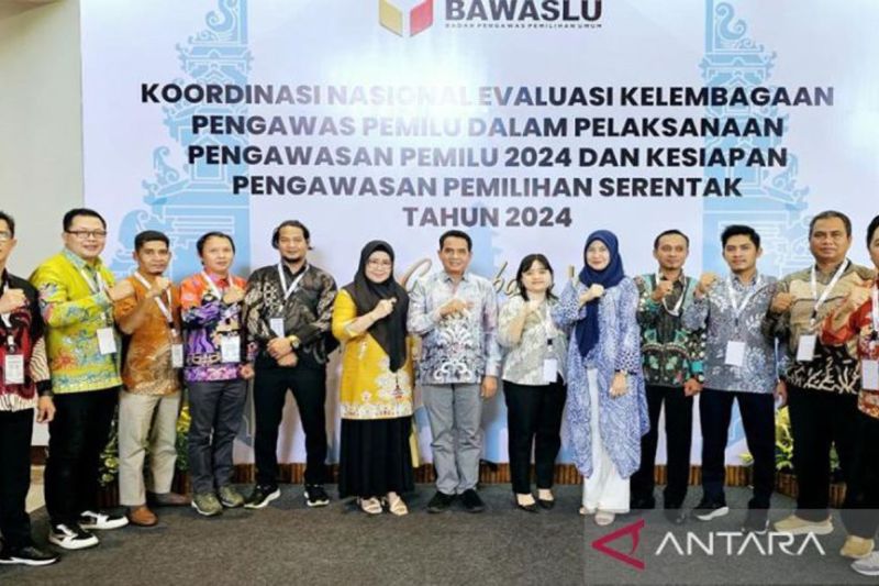 Ketua Bawaslu Barito Timur Ferryantho Marthen (Kiri) foto bersama usai mengikuti Koordinasi nasional Evaluasi Kelembagaan Pengawasan Pemilu Dalam Pelaksanaan Pengawasan Pemilu 2024 dan kesiapan Pengawasan Pemilu Serentak 2024 di Bali, Sabtu (28/9/2024). ANTARA/HO-Bawaslu Bartim (barito timur)