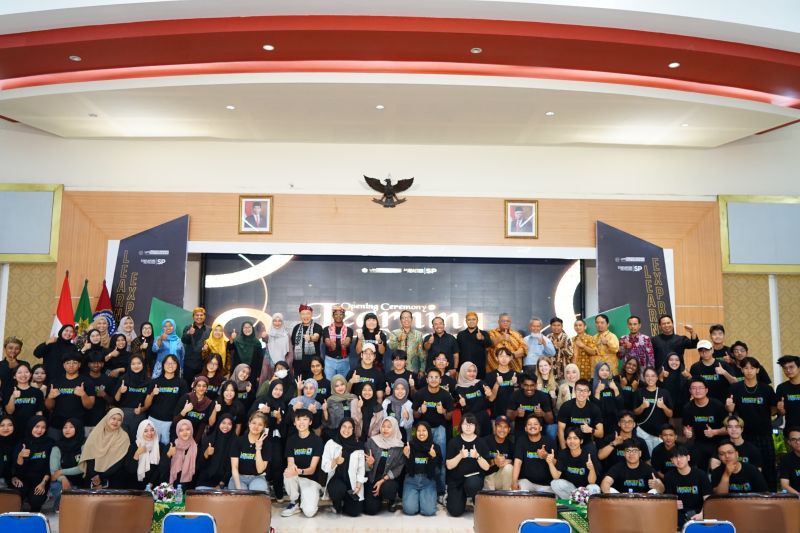 Pemberangkatan kegiatan Kuliah Kerja nyata (KKN) Learning Expres (Lex) Universitas Muhammadiyah Surabaya (UMS) dan Singapore Polytechnic. ANTARA/HO-UM Surabaya