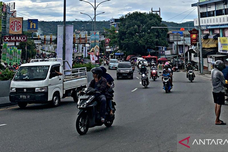 Sejumlah kendaraan melintas di Jalan Jenderal Sudirman, Ambon, Maluku. ANTARA/Dedy Azis