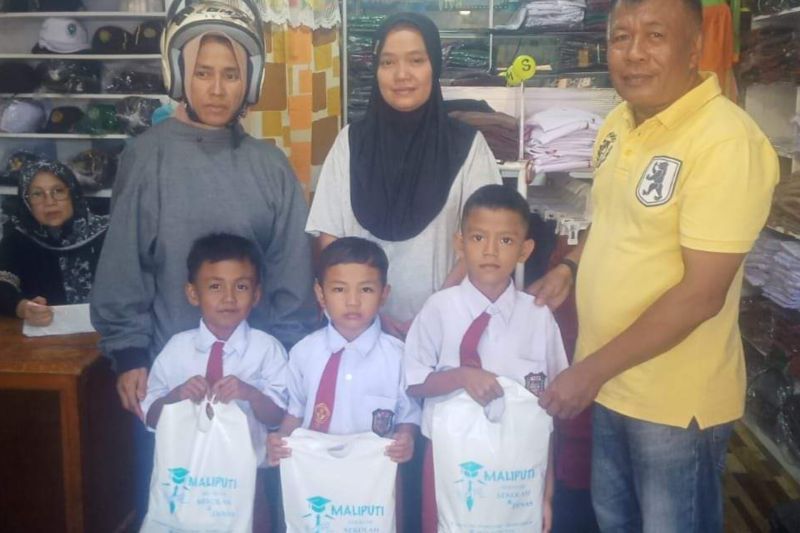Bantuan Seragam Sekolah untuk Siswa Kurang Mampu di Riau