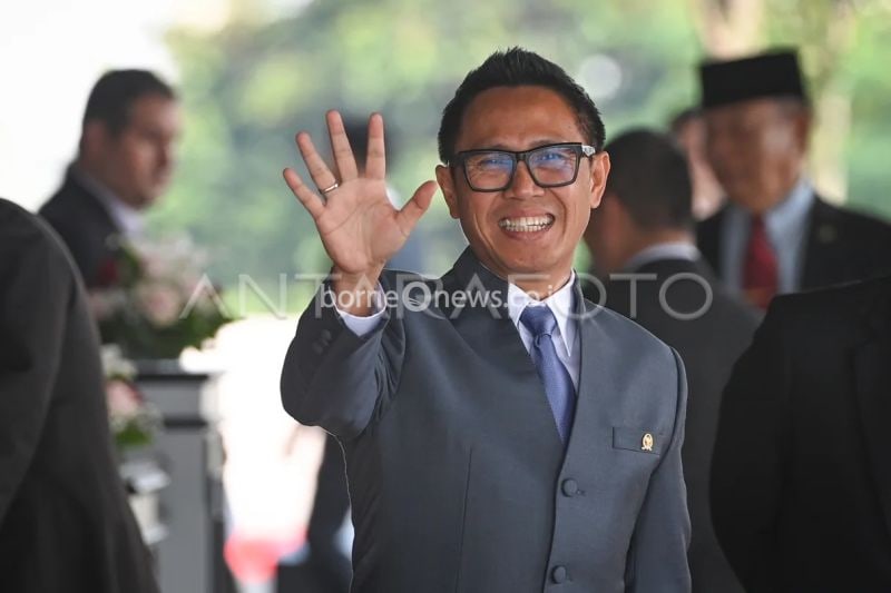 Pelawak yang terpilih menjadi anggota DPR terpilih periode 2024-2029 dari PAN Eko Hendro Purnomo alias Eko Patrio tiba di Gedung Nusantara untuk mengikuti pelantikan di Kompleks Parlemen, Senayan, Jakarta, Selasa (1/10/2024). ANTARA FOTO/Dhemas Reviyanto/app/rwa.