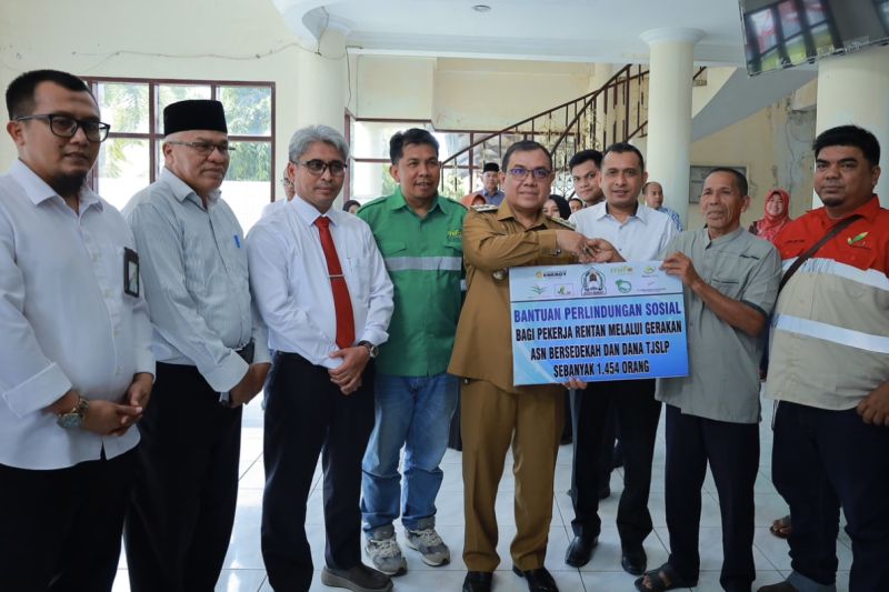 Pemerintah Aceh Barat Salurkan Bantuan untuk 1.454 Pekerja Rentan