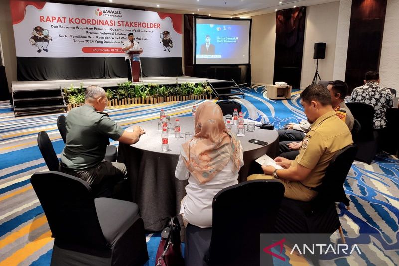 Ketua Bawaslu Makassar Dede Arwinsyah saat menyampaikan sambutan di sela kegiatan doa bersama Pilkada Pemilihan Gubernur dan Wakil Gubernur, Wali Kota dan Wakil Wali Kota di Makassar, Sulawesi Selatan, Selasa (1//10/2024). ANTARA/Darwin Fatir.