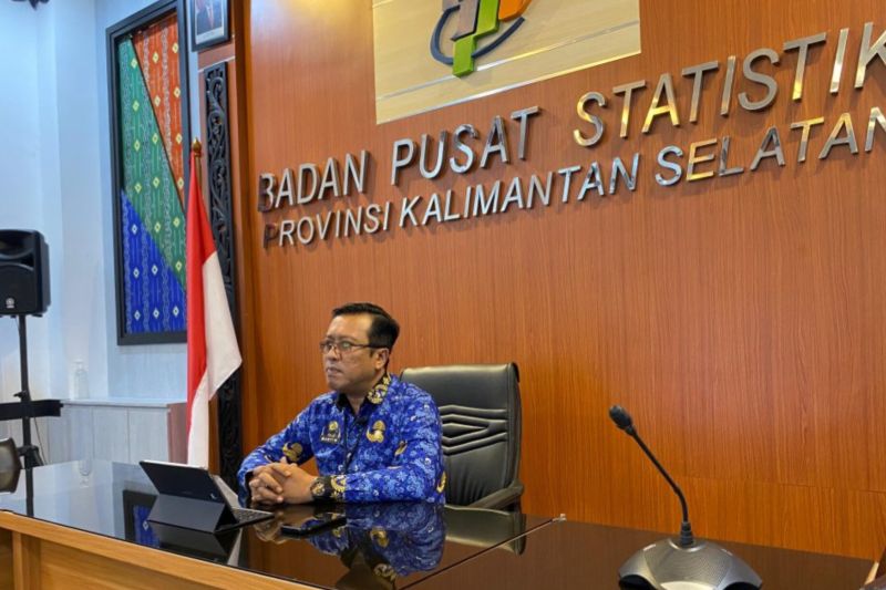 Kepala Badan Pusat Statistik Provinsi Kalimantan Selatan (BPS Kalsel) Martin Wibisono menyampaikan data statistik Provinsi Kalsel di Banjarbaru, Selasa (1/10/2024). (ANTARA/HO-BPS Kalsel)