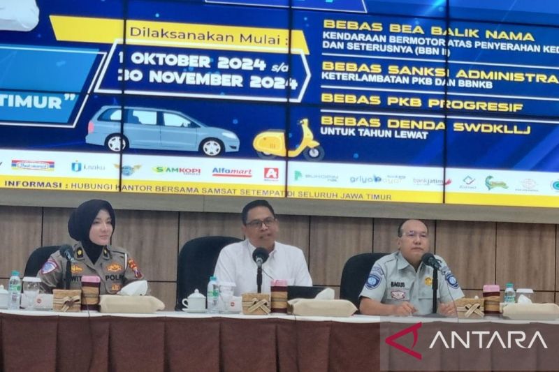 Kepala Bidang Pajak Daerah Bapenda Provinsi Jatim Kresna Bimasakti (tengah) saat menjelaskan program pembebasan pajak di Surabaya, Selasa (1/10/2024). ANTARA/Willi Irawan