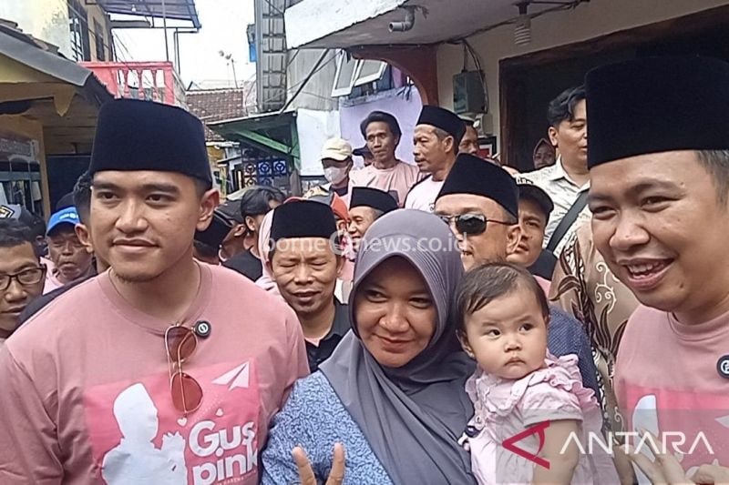 Ketua Umum PSI Kaesang Pangarep bersama cabup Jember M. Fawait menyapa warga di Kampung Ledok, Kabupaten Jember, Selasa (1/10/2024). ANTARA/Zumrotun Solichah