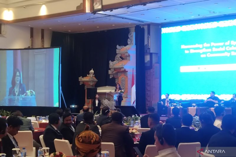 Wakil Ketua Umum PSSI Ratu Tisha Destria memberikan sambutan di sela konferensi penanggulangan terorisme melalui olahraga di Kuta, Kabupaten Bandung, Bali, Selasa (1/10/2024) ANTARA/Dewa Ketut Sudiarta Wiguna