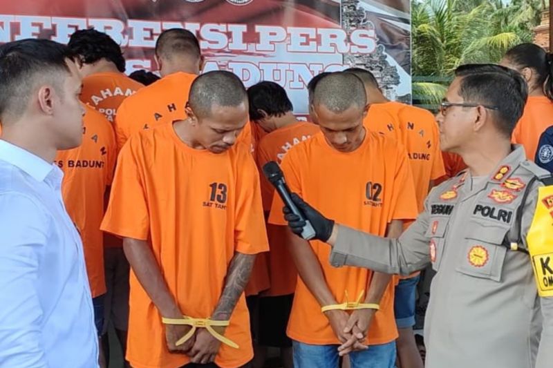Kepala Kepolisian Resor Badung AKBP Teguh Priyo Wasono bertanya kepada kedua pelaku pelemparan molotov saat konferensi pers di Badung, Bali, Selasa (1/10/2024). ANTARA/Rolandus Nampu
