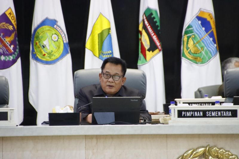 Ketua DPRD Jawa Barat sementara Taufik Hidayat memberikan keterangan di Gedung DPRD Jabar, Bandung, Selasa (1/10/2024). (ANTARA/HO DPRD Jabar)