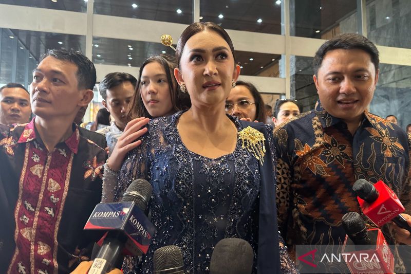 Anggota DPR RI Nafa Urbach (tengah) saat memberikan keterangan usai mengikuti Sidang Paripurna Pengucapan Sumpah/Janji Anggota DPR/DPD/MPR RI Periode 20242029 di Kompleks Parlemen, Senayan, Jakarta, Selasa (1/10/2024). (ANTARA/Rio Feisal)