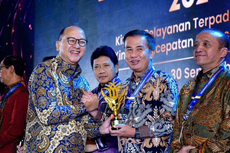 Pj Gubernur Jabar Bey Machmudin menerima penghargaan terbaik dari Menteri Investasi/Kepala Badan Koordinasi Penanaman Modal (BKPM) Rosan Roeslani dalam Anugerah Layanan Investasi 2024 di Hotel Mulia Jakarta, Senin (30/9/2024). (ANTARA/HO Pemprov Jabar)