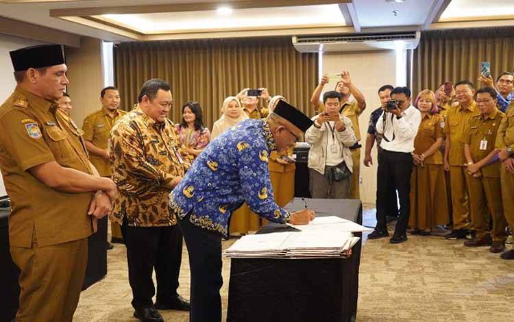 Plt Sekda Kalteng Tandatangani PKS Sinergi dan Optimalisasi Pengelolaan Opsen dan Pajak Daerah