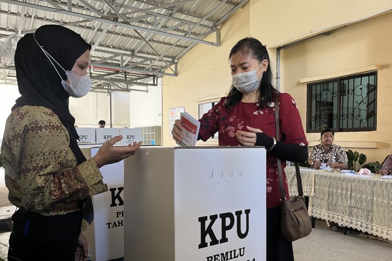 Arsip - Seorang warga Batam saat memasukkan surat suara usai melakukan pencoblosan di TPS, Rabu (14/2/2024). ANTARA/Jessica