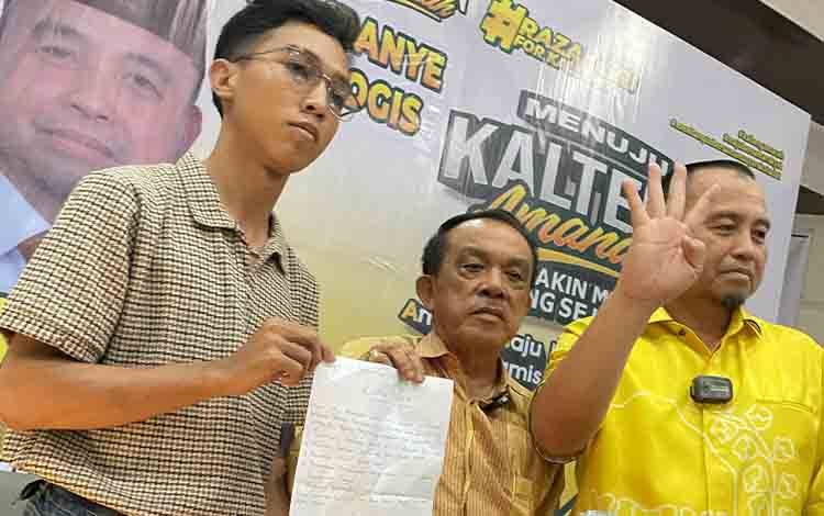 Pasangan Abdul Razak - Sri Suwanto saat berfoto bersama mahasiswa usai melakukan penandatanganan kontrak politik dengan perwakilan mahasiswa. (FOTO: PATHUR)