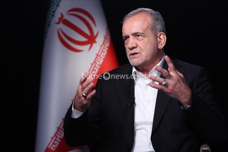Presiden Iran, Masoud Pezeshkian, mengatakan serangan rudal terhadap Israel didasarkan pada "hak pembelaan diri yang sah" negara tersebut, seraya menekankan bahwa Iran memberikan "tanggapan tegas" terhadap "agresi" Israel. /ANTARA/Anadolu/py